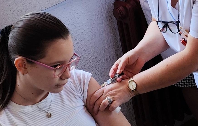 Djevojka prima svoju prvu vakcinu protiv humanog papilomavirusa (HPV) u Domu zdravlja u Banjoj Luci, u sjeverozapadnoj Bosni i H