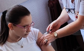 Djevojka prima svoju prvu vakcinu protiv humanog papilomavirusa (HPV) u Domu zdravlja u Banjoj Luci, u sjeverozapadnoj Bosni i H