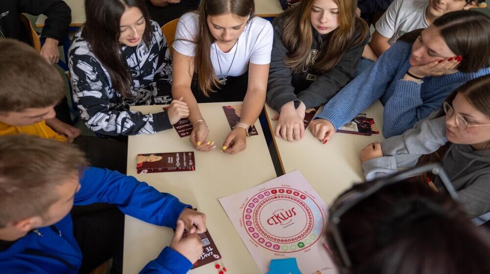 Grupa djece koja igra edukativnu igru "Ciklus"